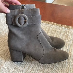Nine West Ankle suede boots with zipper-